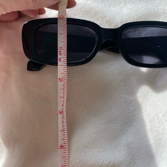 Sleek Black Rectangle Sunglasses – Retro Minimalist Style - Picture 6 of 11